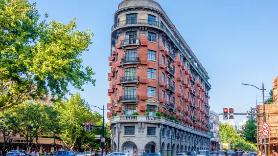 Shanghai Private Day Tour: Jing'an Temple, Wukang Building, Tianzifang, Yu Garden, Nanjing Road, and the Bund