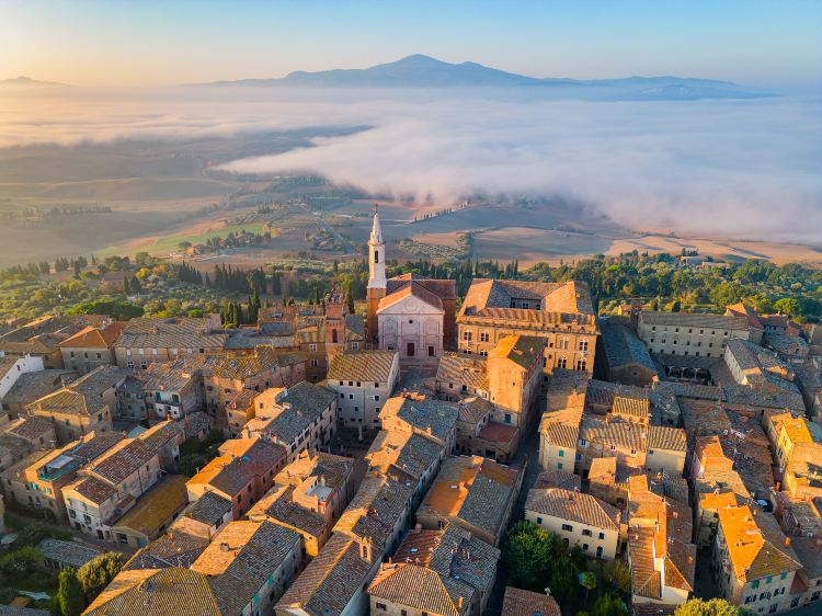 Compare 5 airports near Pienza
