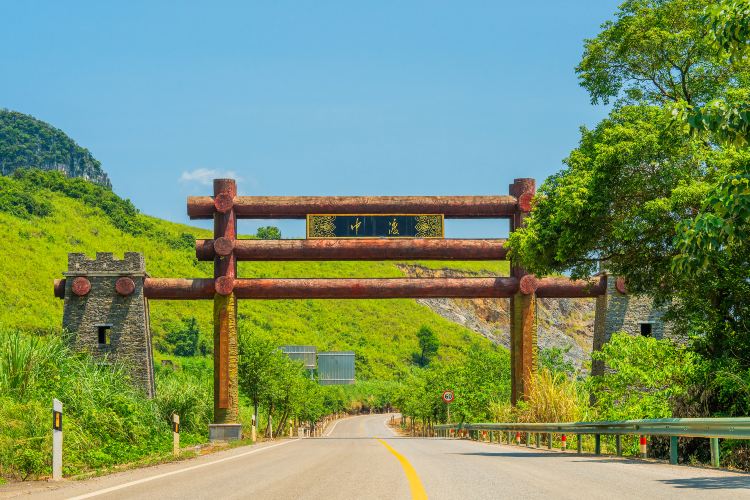 Compare 3 airports near Luzhai