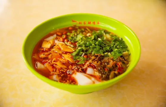 老字型大小張家辣雞麵館