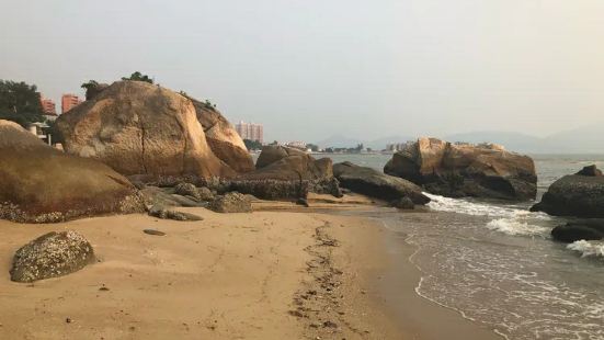 香港黄金海岸，是在新界屯门区的一个旅游景点，位于青山公路的青