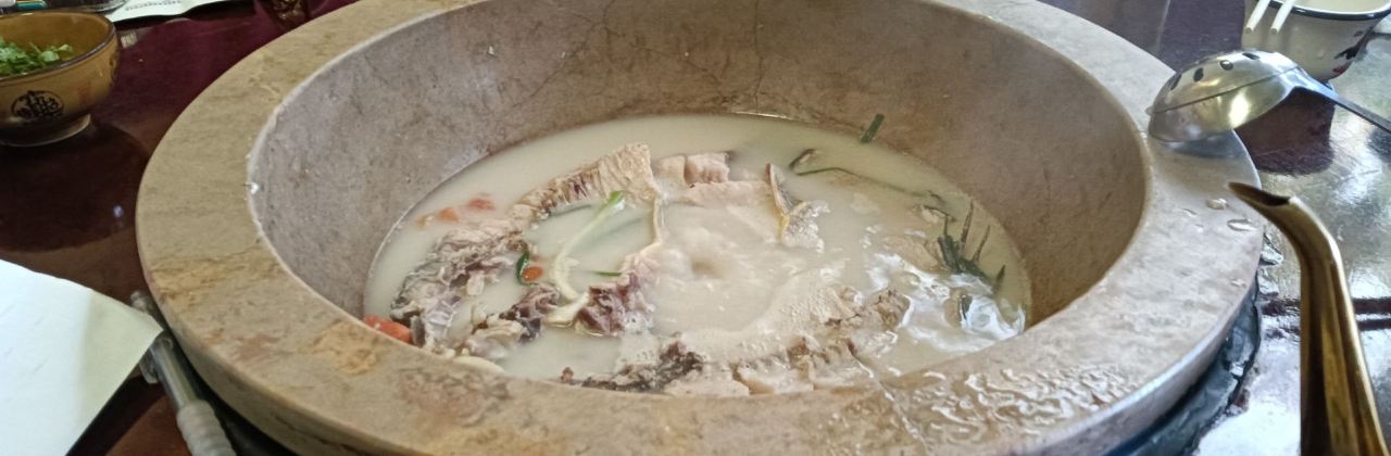 农家湖景石锅鱼庄