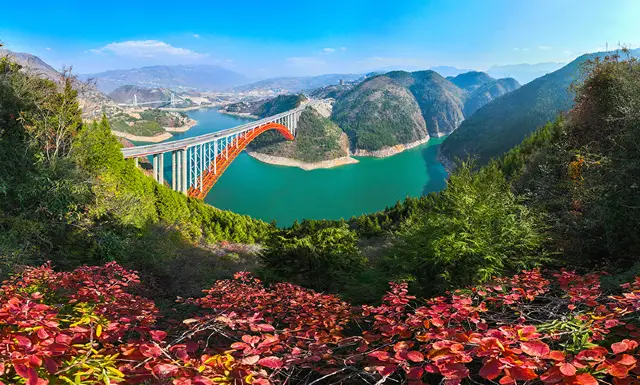 Fall Foliage Sightseeing in Wushan County