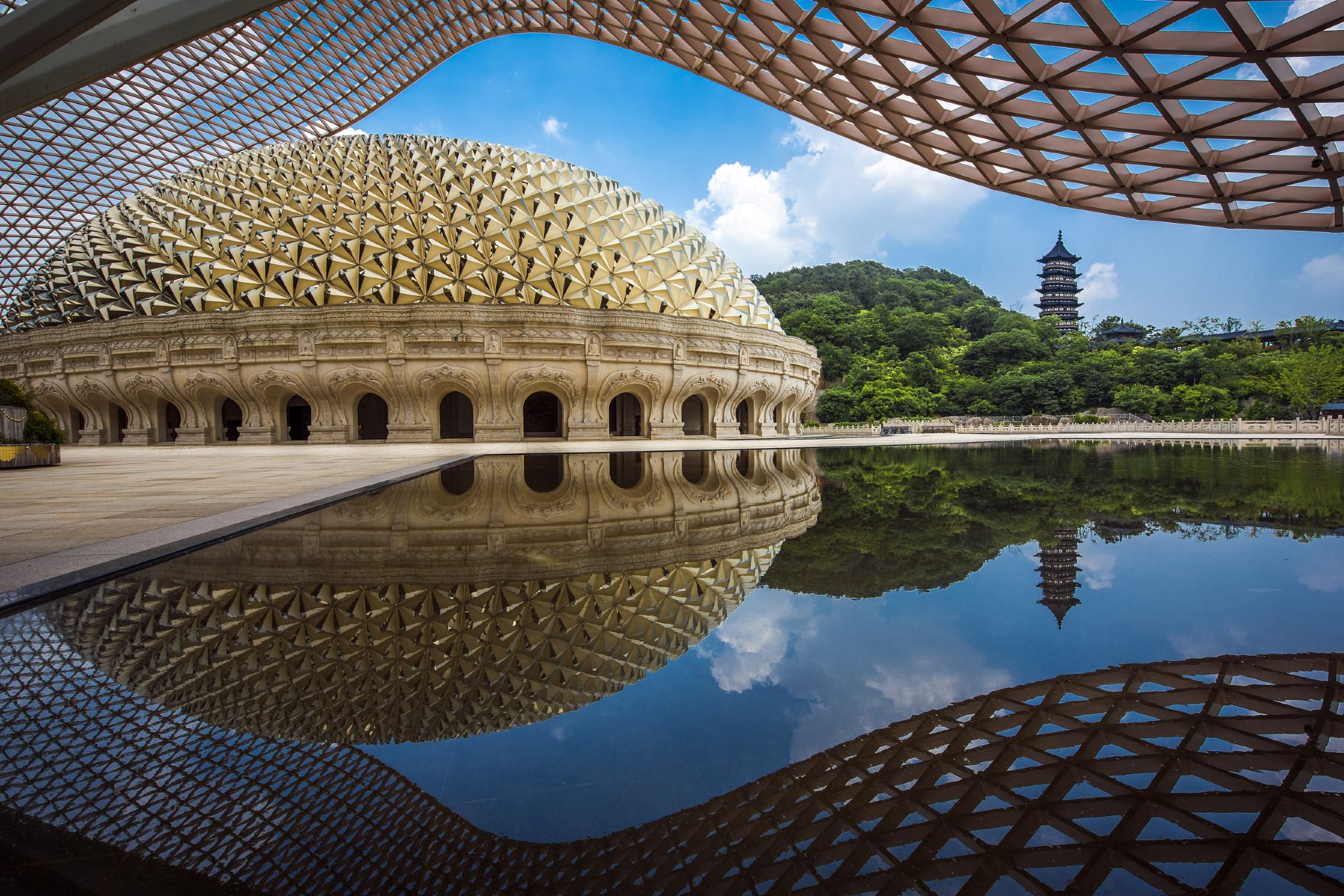 Nanjing Presidential Palace + Niushou Mountain Cultural Tourism Zone + Bao'en Temple + Outer Qinhuai River Cruise + Nanjing Confucius Temple 1-Day Tour