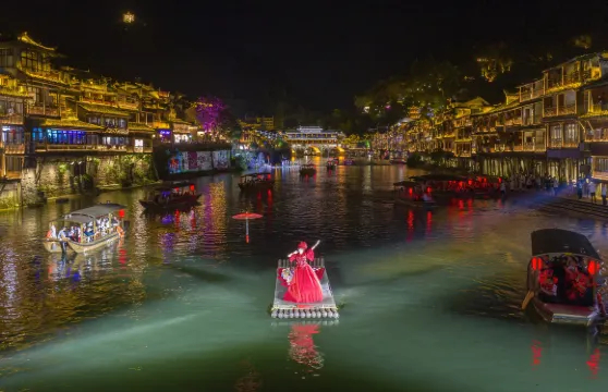 鳳凰古城+邊城洪安景區-洪安古鎮+拉拉渡一日遊（精緻小團）