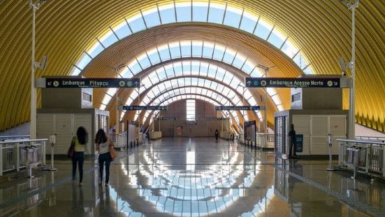 光明车站，这个光明车站是当地省保罗最有名的一个车站。这里的布
