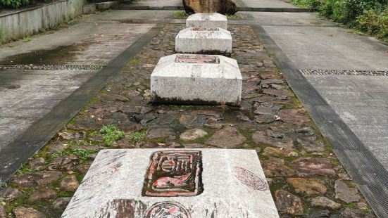 来到山口镇，这座依山傍水的小村镇仿佛世外桃源一般安静。雨水间