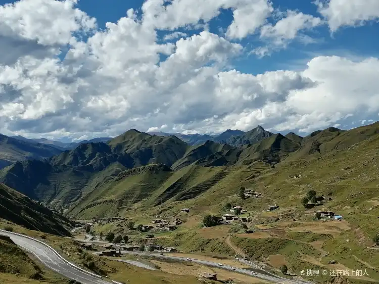 Hôtels à : Jomda