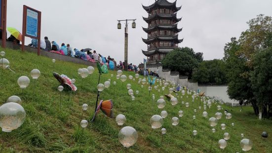 位於海寧觀潮公園內的占鰲塔，又名鎮海塔，是一座為鎮服潮神而建