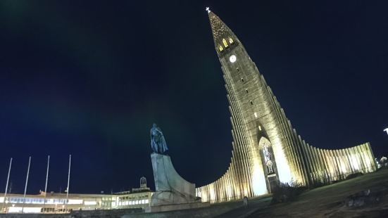 位于雷克雅未克中心的哈尔格林姆斯教堂是冰岛最大的教堂，同时也