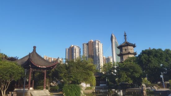 芜湖滨江公园是一座展示芜湖过去、现在、未来的公园，既有古迹中