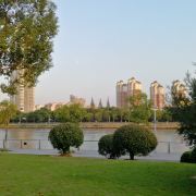 濠河公园紧邻奉化江沿岸，是市中心难得的规模较大的滨江公园。公