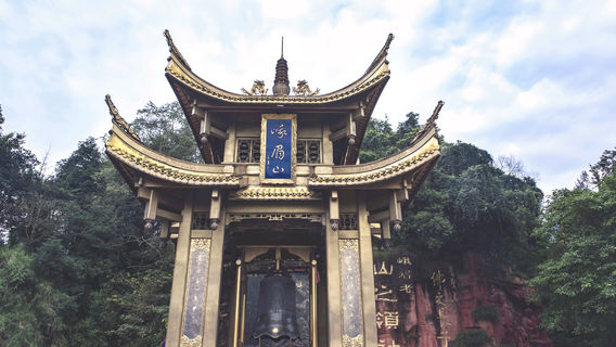 ปราสาทภูเขาแห่งแรก