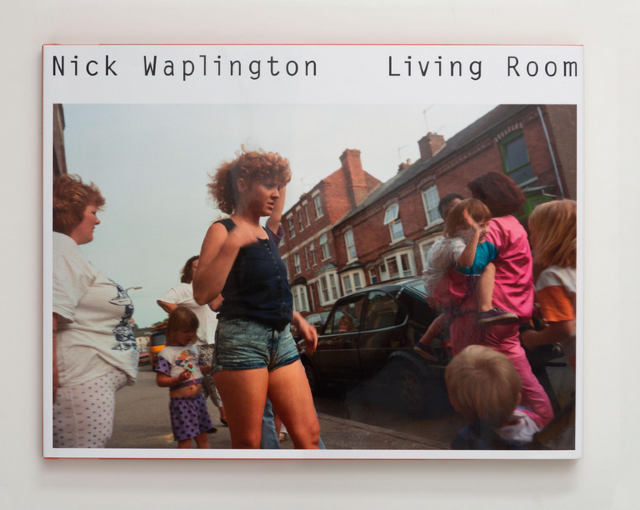 尼克·沃普林頓《我們在神祕中起舞：艾薩克·米茲拉西的照片1989-1993》展覽 | 倫敦