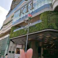 又高又大的玫瑰花種在尖東海旁K11門囗