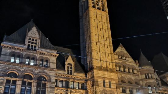多伦多老市政厅和新市政厅就隔一条马路，提供了对比观察新老市政