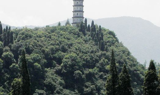 这座塔坐落在浙江省建德市梅城古镇的新安江南岸，它始建于三国时