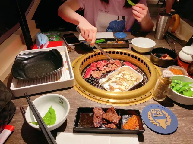 燒肉放題桌上的炭火烤爐與肉片