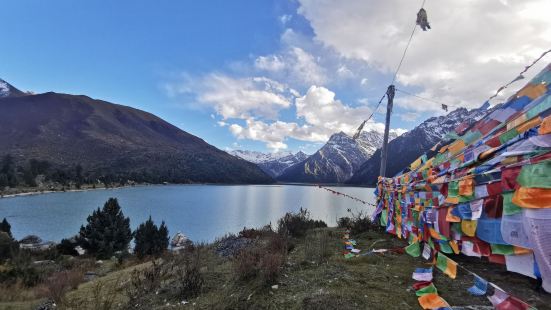 位于四川省甘孜州德格县的玉隆拉错风景区风景优美，但是每人收费