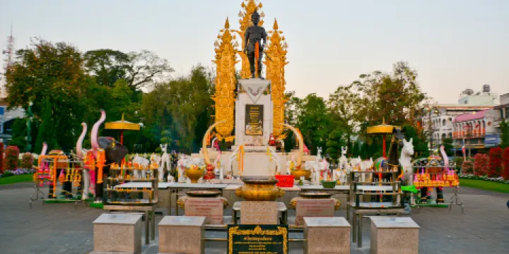 孟萊王紀念雕像