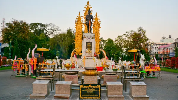 Wat Chetawan (Wat Pra Non)附近的飯店