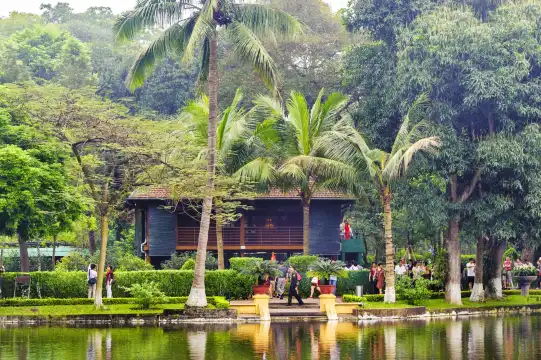 鄰近胡志明故居的酒店