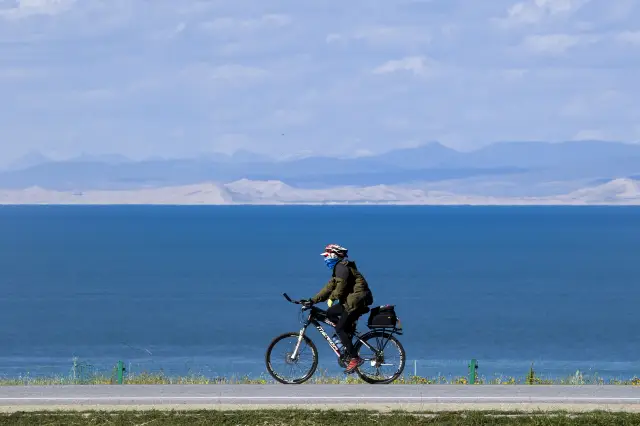Cycling in Qinghaihu