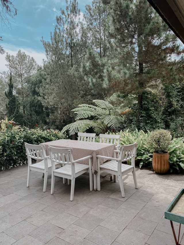 A Shabby Chic Café In Puncak, Bogor