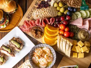 Union House Cedarburg | Restaurant & Bar