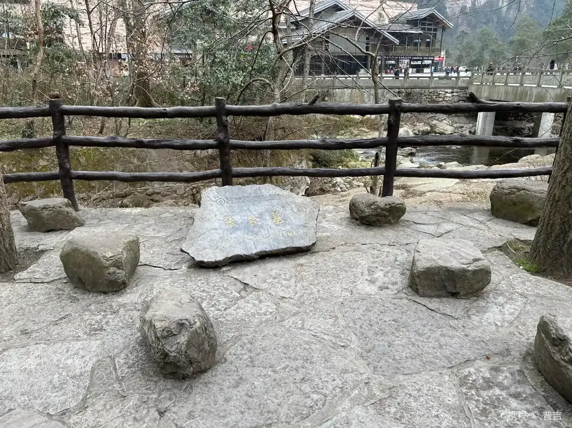 Hotels near Tomb of Zhang Liang