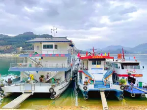 Hongchun Wharf in Wanfeng Lake