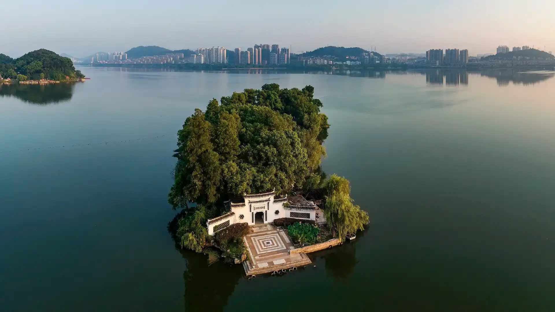 Hotels near Huangshi Cihu Lake Provincial Scenic Area