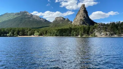 Ол алдап жатыр және оны видеоға түсіріп жатқанын білмейді.