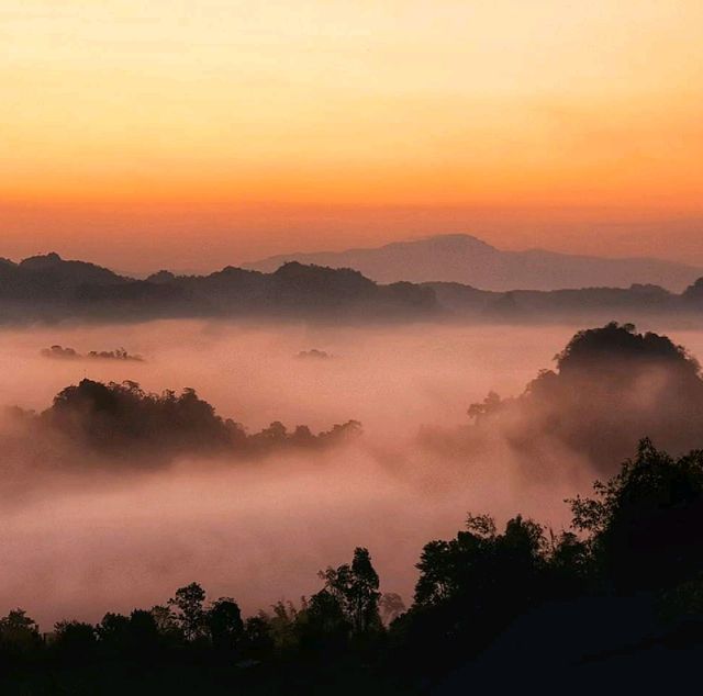 หมู่บ้านในหุบเขา​ ท่ามกลางสายหมอก