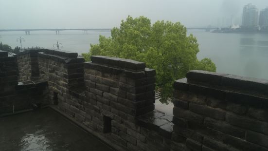 襄阳古城墙护城河为古代城市的防御系统，分为城墙和护城河两部分