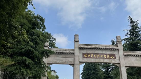 扬州革命烈士陵园坐落于扬州市北部的国家级风景区蜀岗瘦西湖的万