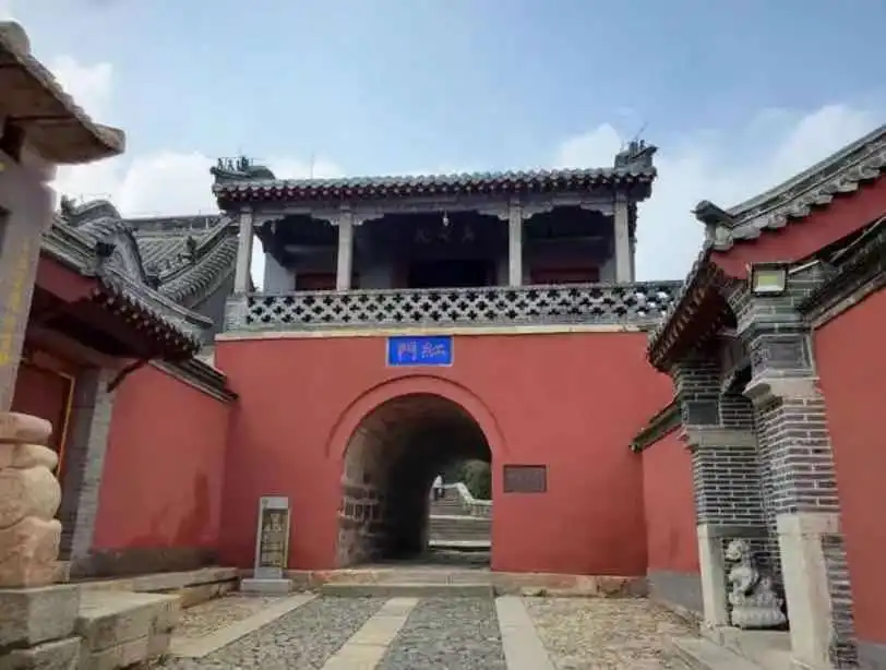 Hotels near Red Gate Palace