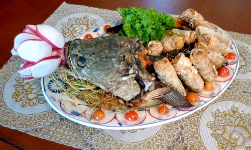 Du thuyền Hoàng Đế