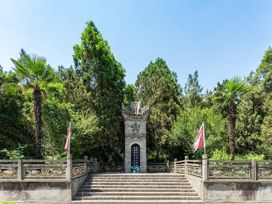 Hotels near Tomb of Huo Qubing