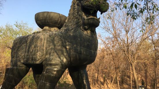 沧州的铁狮子在历史上是很有名的，只可惜保护得不是很好，周围环