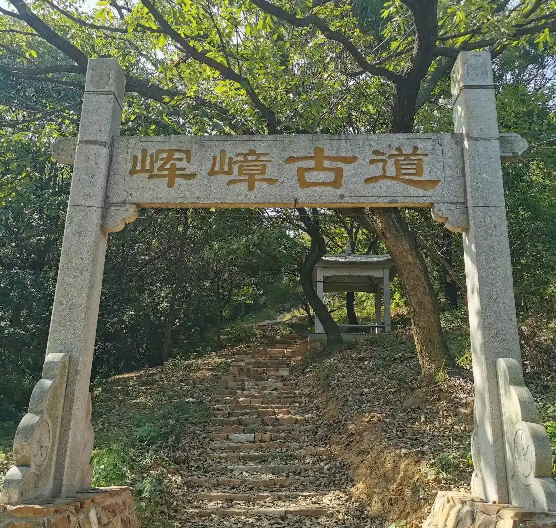 군대의 고도 주변 호텔