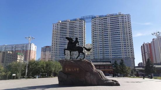 为纪念抗日名将苏炳文将军而修建，位于海拉尔主城区繁华地段，交