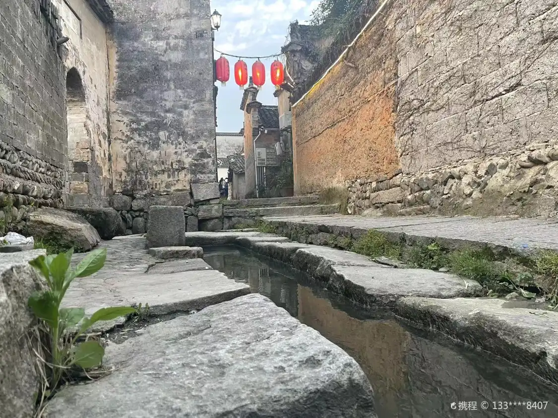 鄰近水圳的酒店