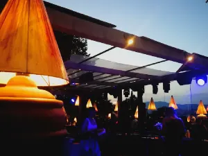 Flo Lounge Bar