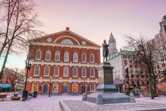 Hotels near قاعة فانويل