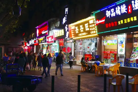 鄰近西華路美食街的酒店