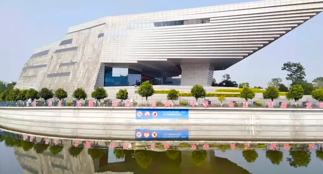 Hotels near Qujing Museum