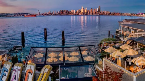 Salty's on Alki Beach in シアトル