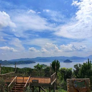 Puncak Damar Jatigede offers the natural beauty of the mountains and the charm of the Jatigede reservoir. This place is on the rise and becomes the target of nature lovers.

Damar Jatigede Peak is a must visit place in Sumedang. Every day the place is crowded by tourists who want to selfie and then show it off in their social media.

#wintergetaway 
#happynewyear 
#tripinspired 
#wintergetaway#tripinspired#happynewyear