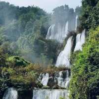 น้ำตกงามอลังการในหุบเขา